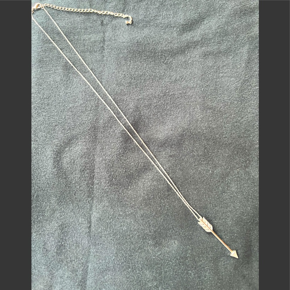 EUC 💘 Silver and rhinestones Arrow Necklace